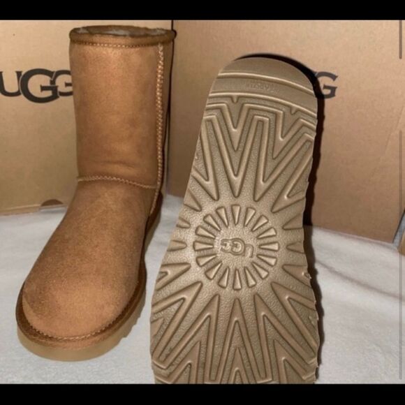 UGG CLASSIC SHORT - Picture 3 of 5